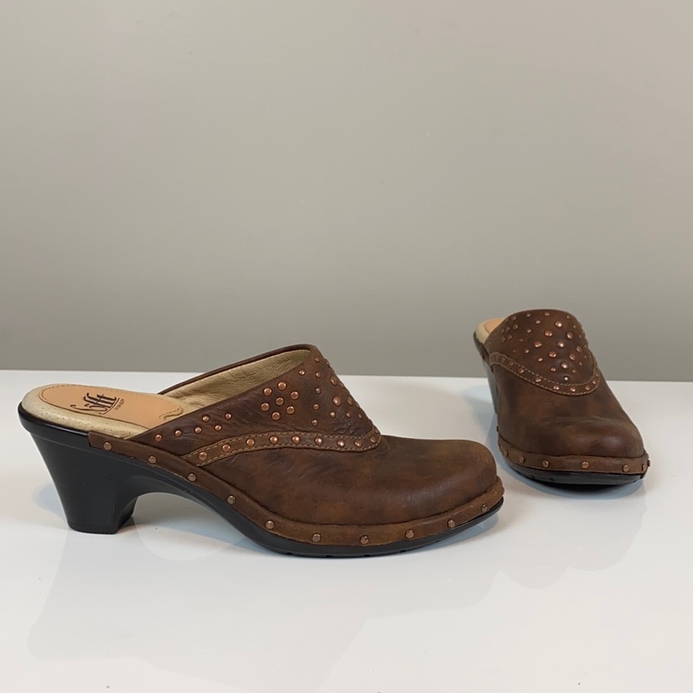 Sofft Brown Leather Clogs With Studded Detail Size 7 N Narrow